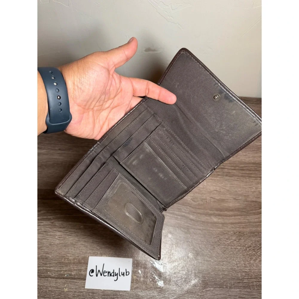 Unbranded trifold wallet
